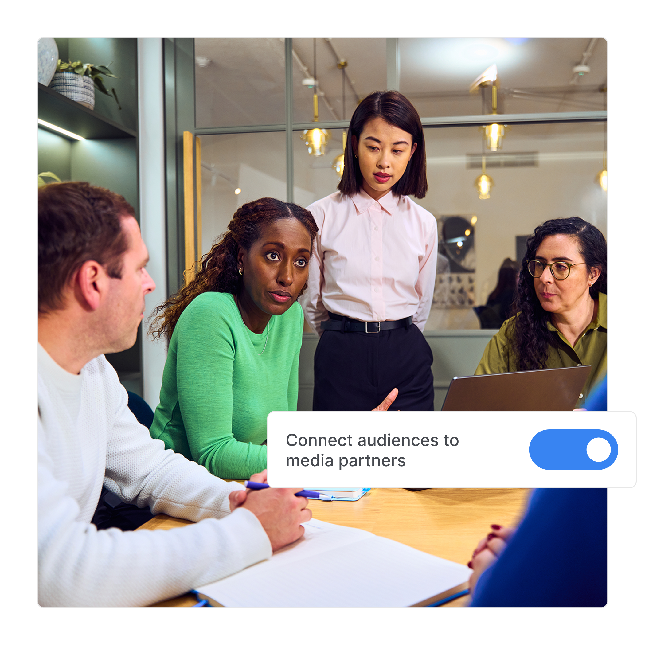 Extend reach across all channels icon