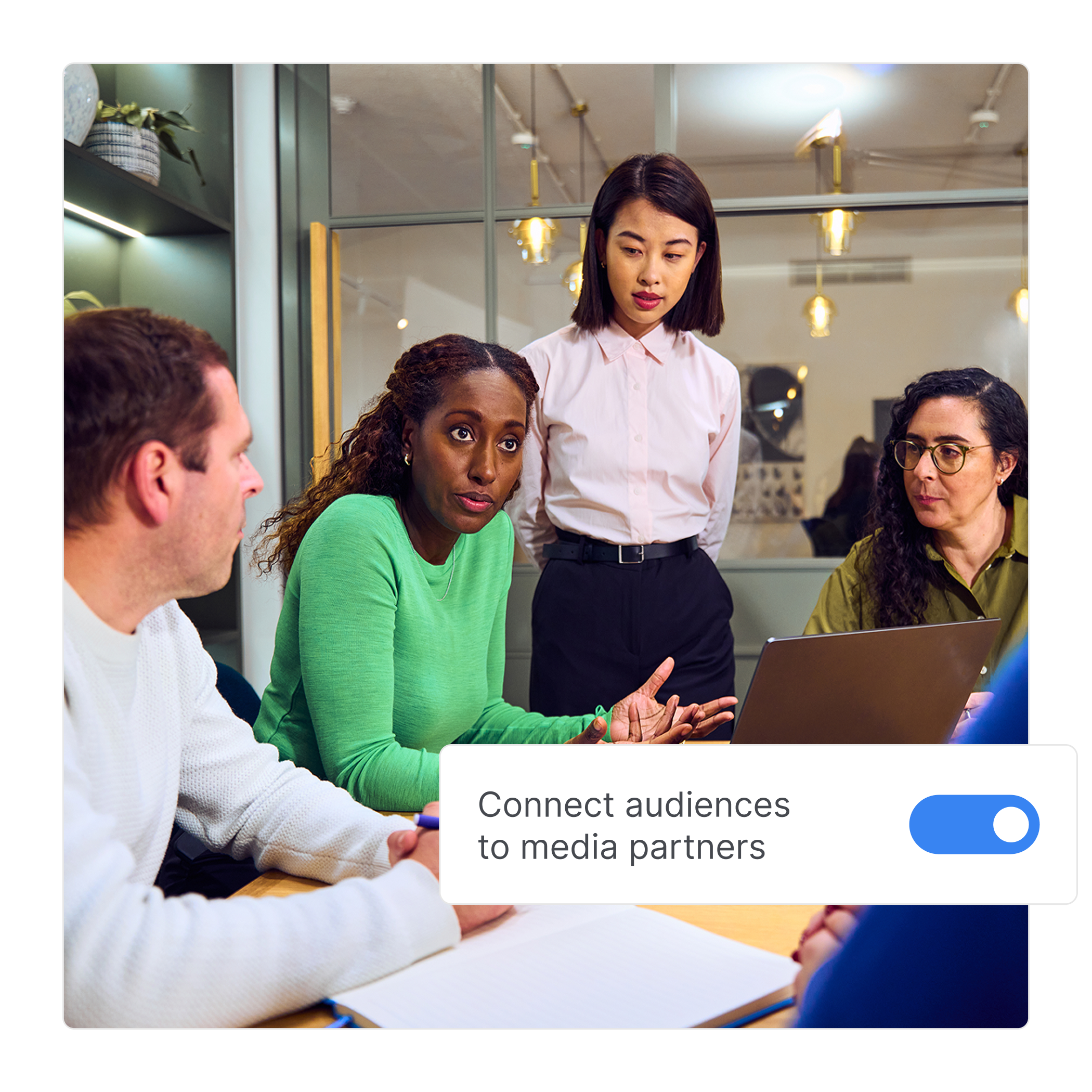 Extend reach across all channels icon